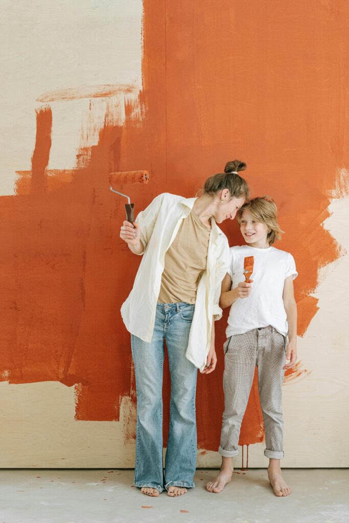 famille qui peint ses murs